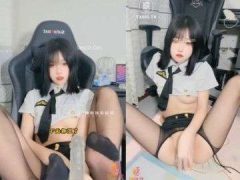 Tiếp Viên Hàng Không Móc Lồn Ướt Sũng Rên Dâm Trên Webcam