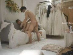 Chồng Bận Việc Nên Vợ Đi Thử Váy Cưới Rồi Chổng Mông Cho Anh Chủ Tiệm Chơi